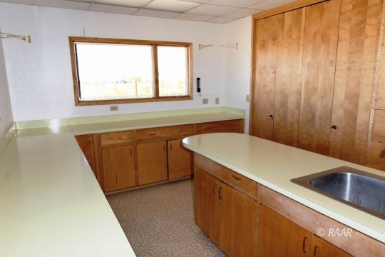 237 North Alford Street Ridgecrest, CA 93555 - Photo 20 of 35 a bathroom with a sink and a bathtub