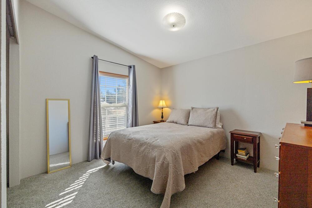 17550 South Poe Valley Road Klamath Falls, OR 97603 - Photo 29 of 59 a bedroom with a bed and a window