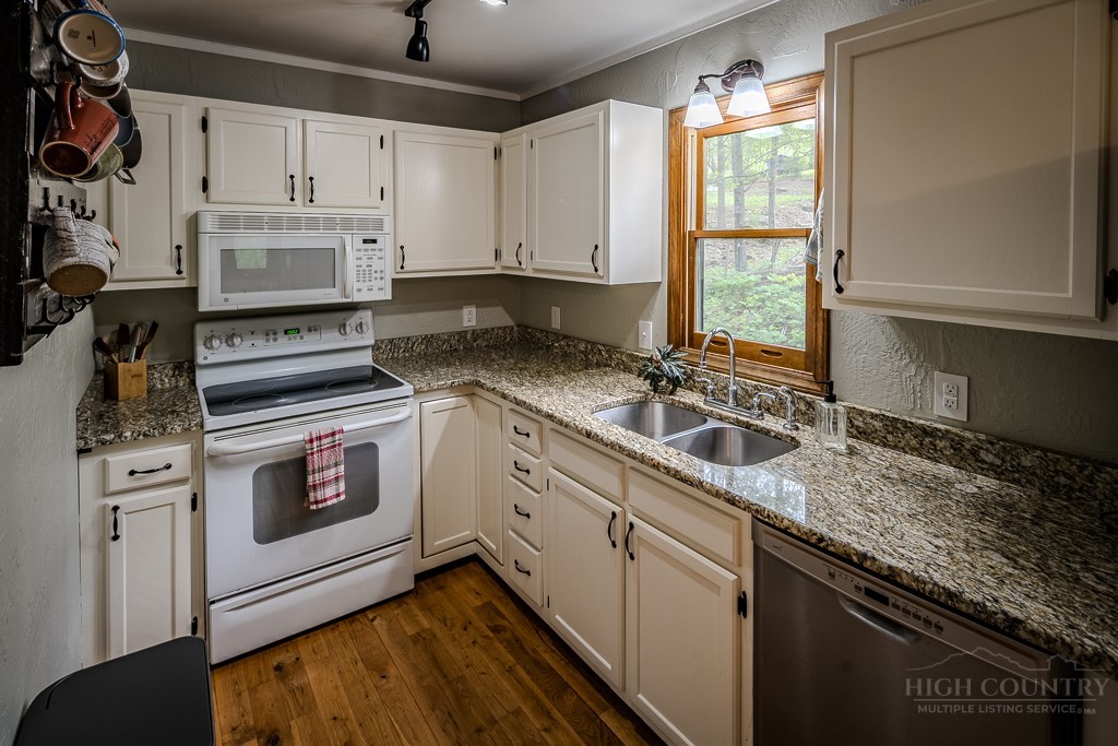 460 Harley Perry Road Zionville, NC 28698 - Photo 12 of 45