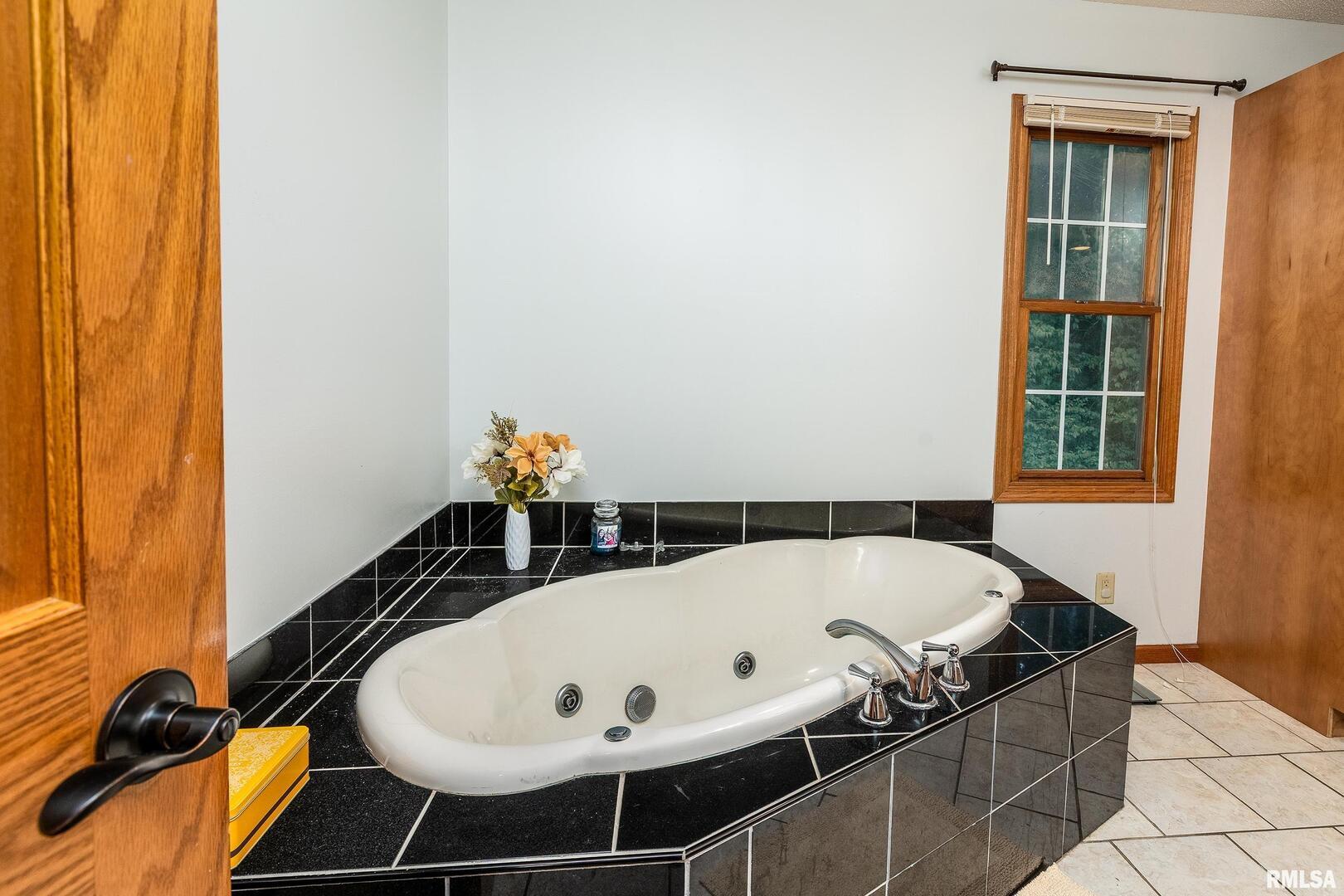 186 Bonnie Brae Road Carbondale, IL 62901 - Photo 19 of 47 a bath tub sitting in a bathroom next to a window