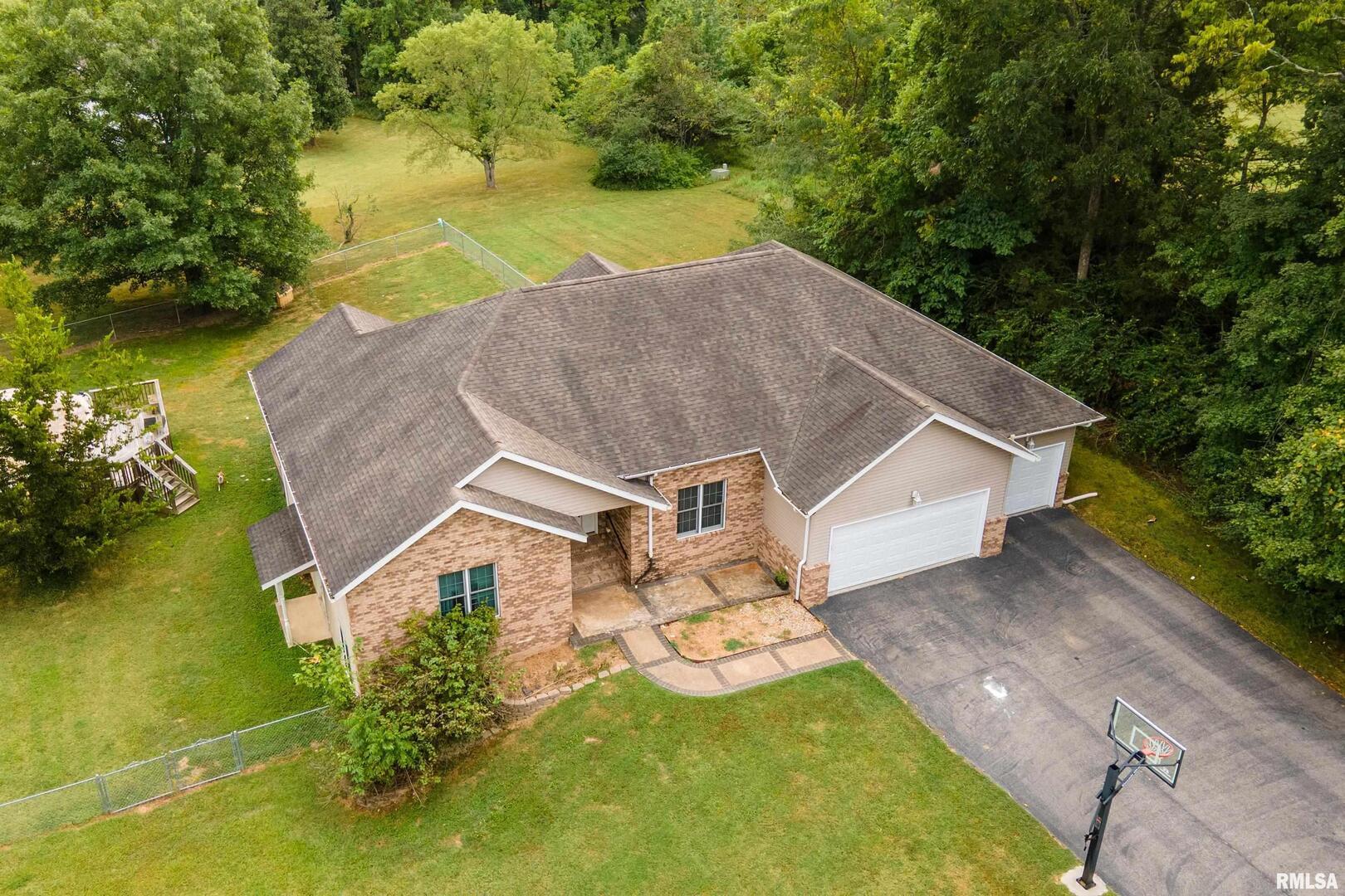 186 Bonnie Brae Road Carbondale, IL 62901 - Photo 2 of 47 an aerial view of a house