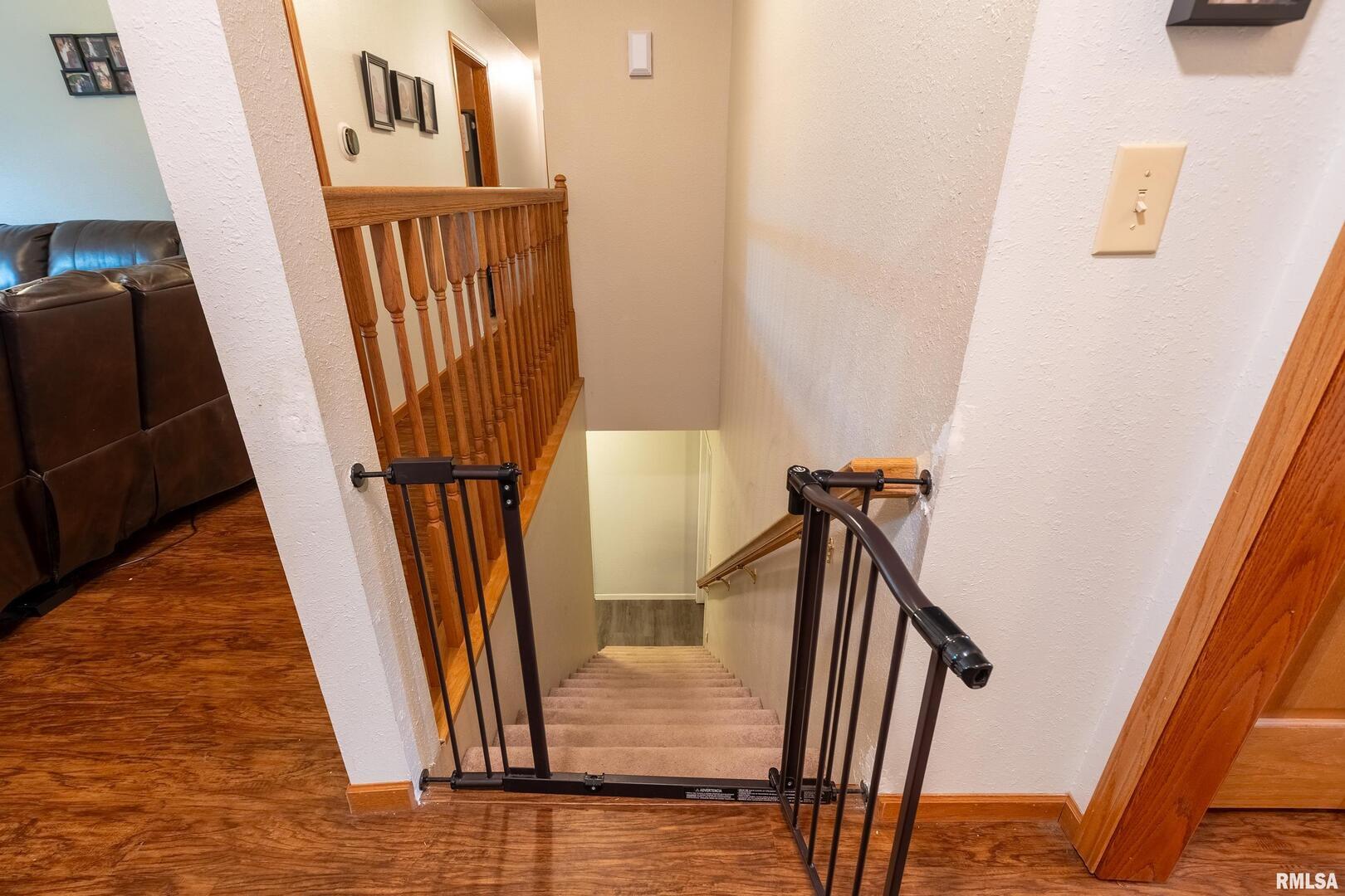 186 Bonnie Brae Road Carbondale, IL 62901 - Photo 26 of 47 a view of a hallway with wooden floor and staircase