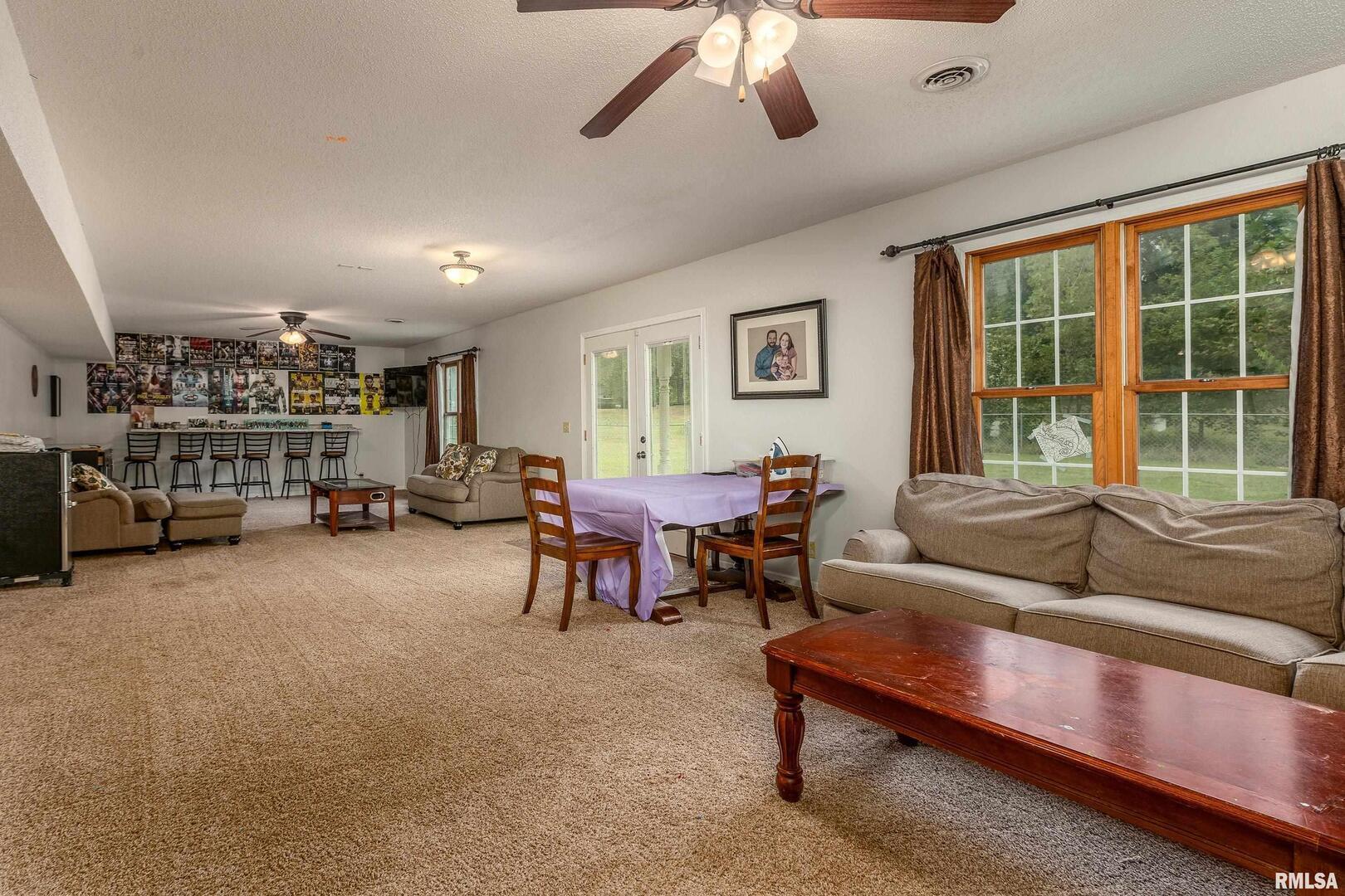 186 Bonnie Brae Road Carbondale, IL 62901 - Photo 27 of 47 a living room with furniture and a large window