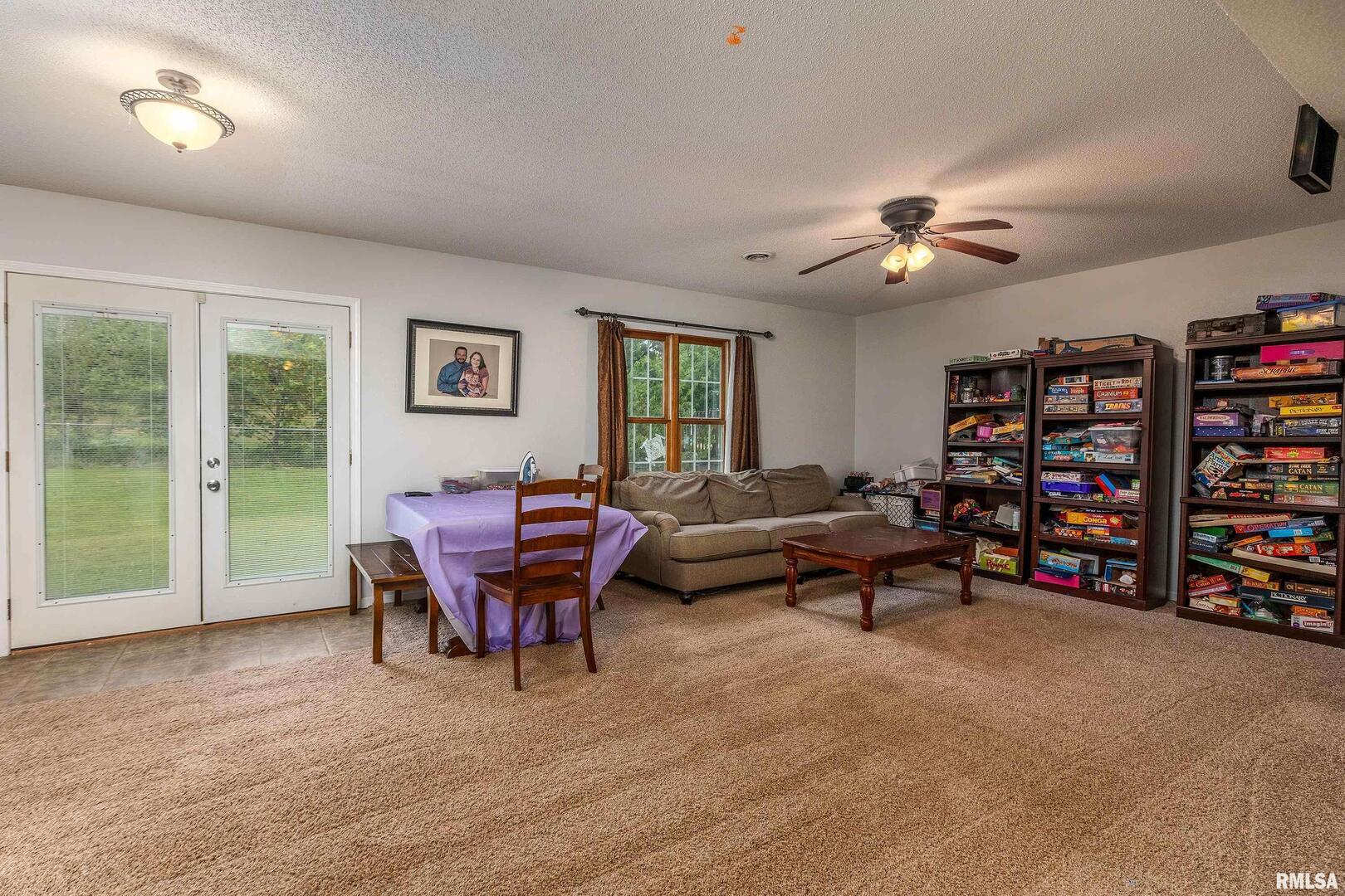 186 Bonnie Brae Road Carbondale, IL 62901 - Photo 28 of 47 a living room with furniture and a large window