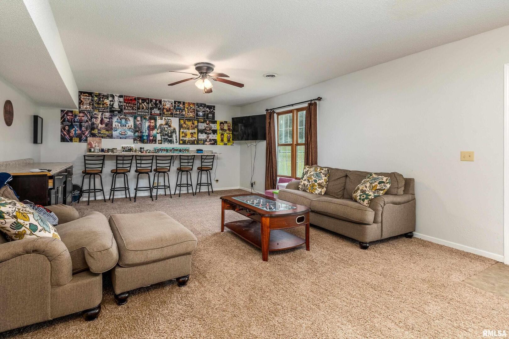 186 Bonnie Brae Road Carbondale, IL 62901 - Photo 29 of 47 a living room with furniture and a large window