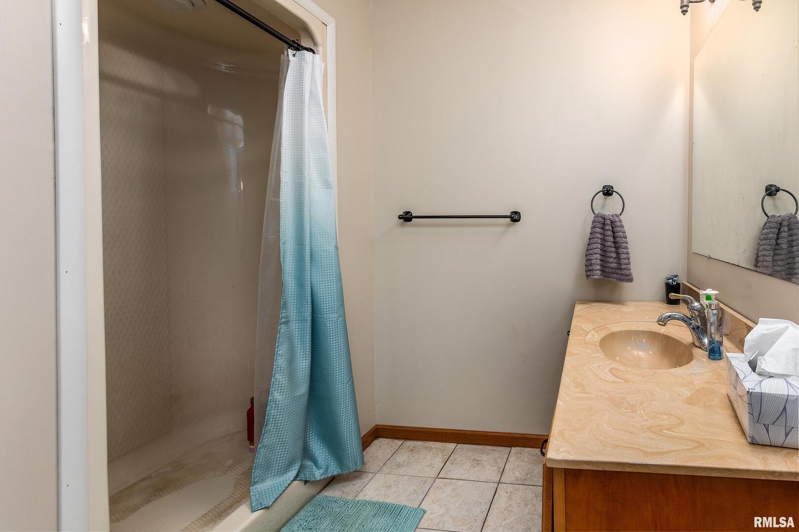 186 Bonnie Brae Road Carbondale, IL 62901 - Photo 31 of 47 a bathroom with a sink