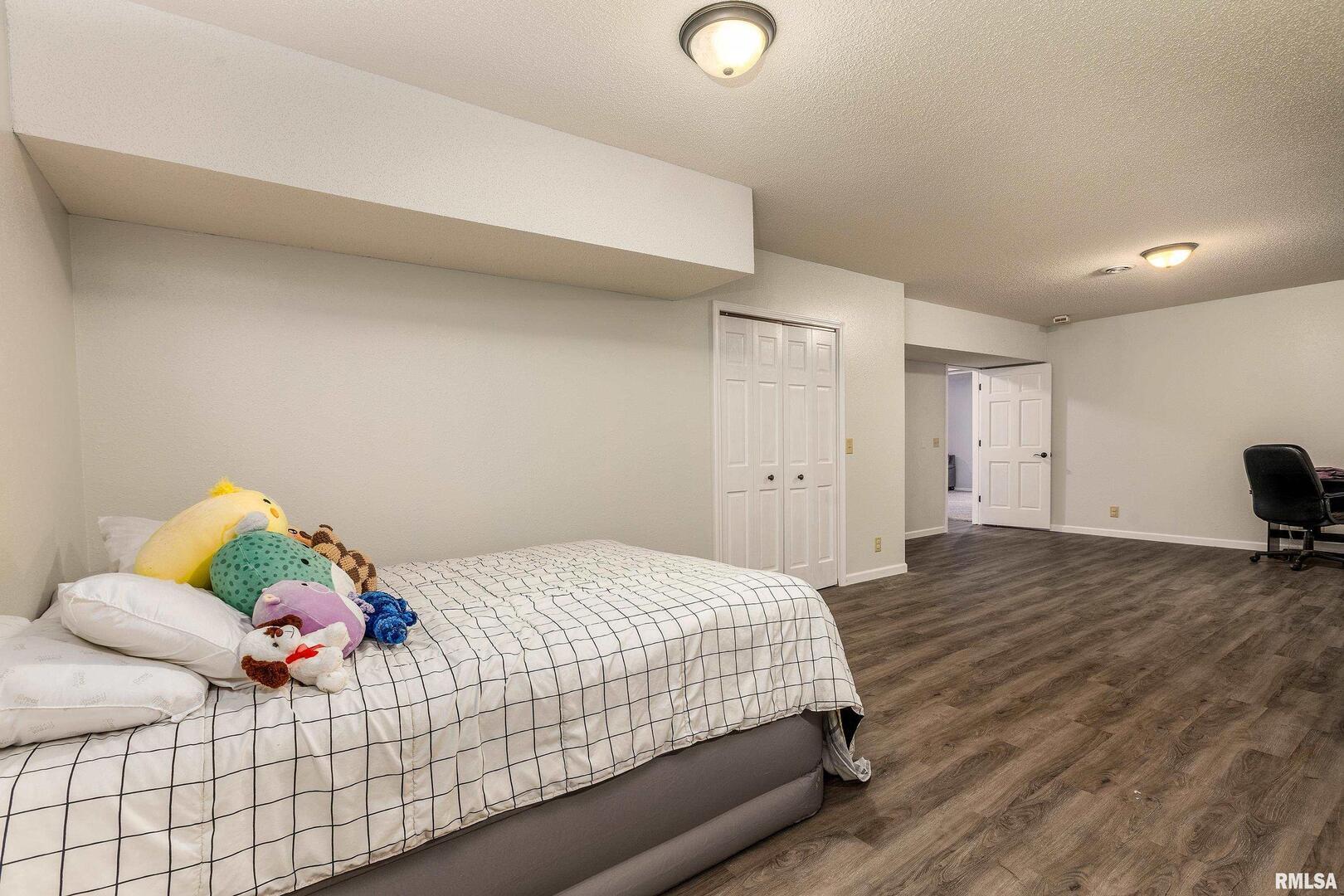 186 Bonnie Brae Road Carbondale, IL 62901 - Photo 33 of 47 a bedroom with a bed and a chair