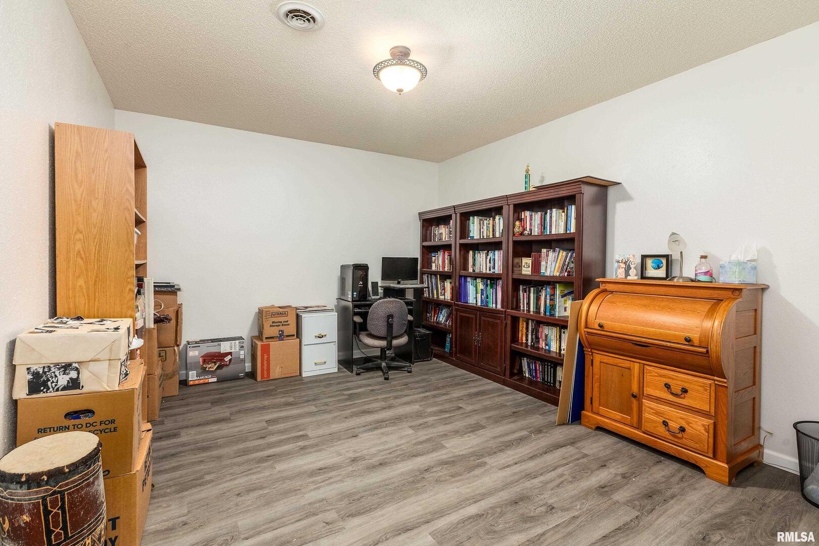 186 Bonnie Brae Road Carbondale, IL 62901 - Photo 35 of 47 a room with furniture a rug and a book shelf