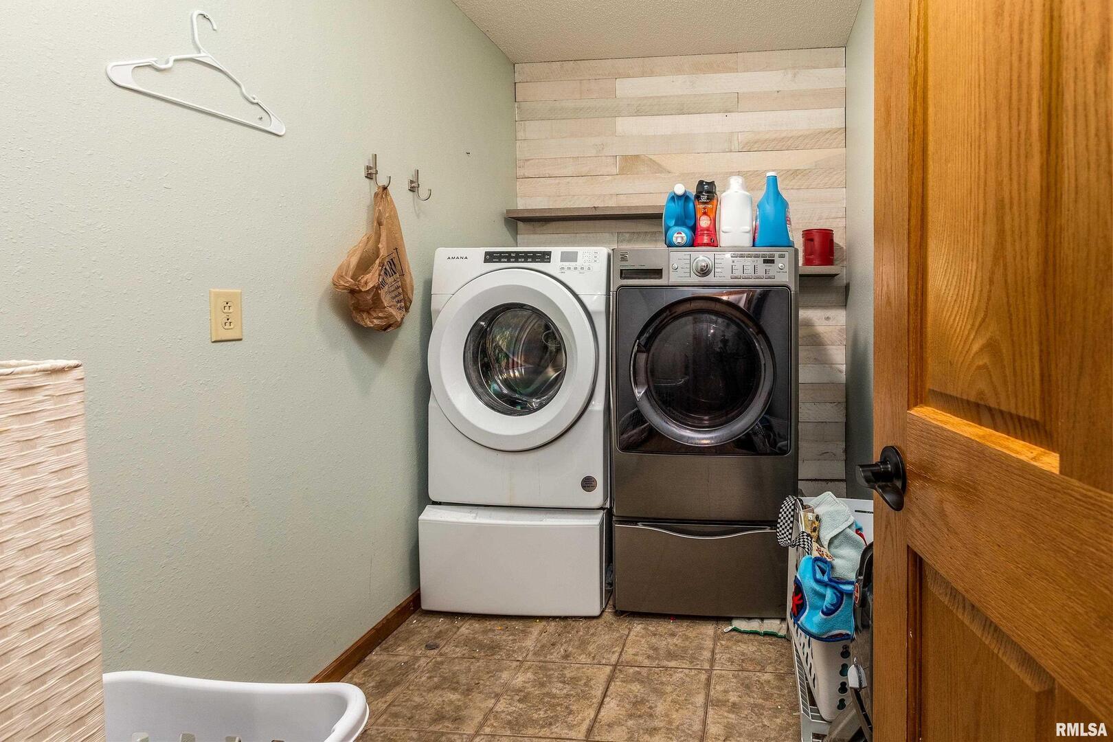 186 Bonnie Brae Road Carbondale, IL 62901 - Photo 36 of 47 a utility room with dryer and washer