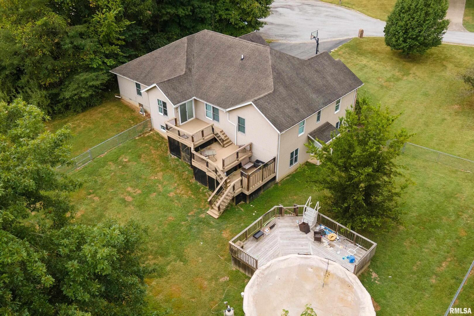 186 Bonnie Brae Road Carbondale, IL 62901 - Photo 39 of 47 an aerial view of a house with a yard