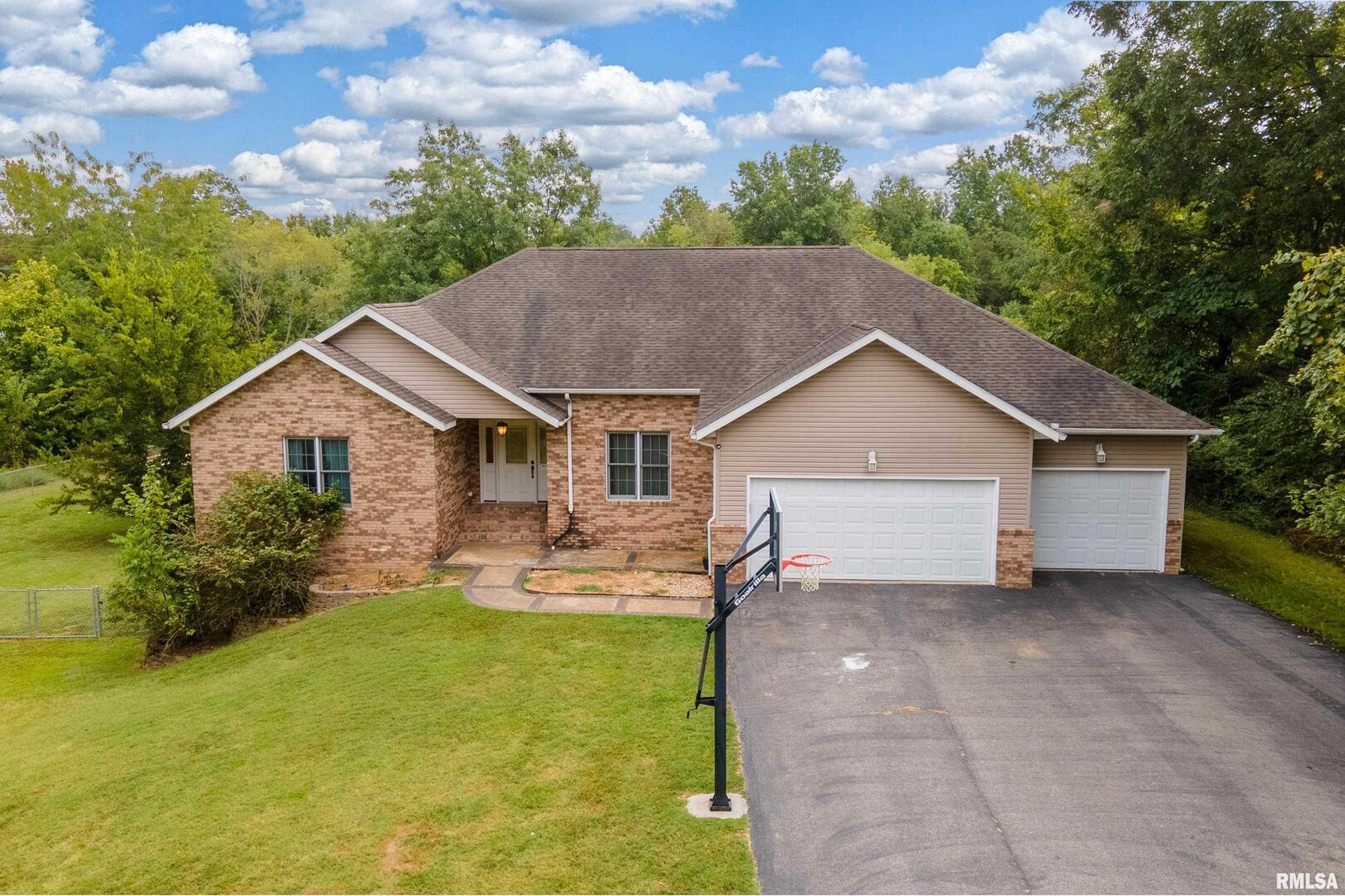 186 Bonnie Brae Road Carbondale, IL 62901 - Photo 47 of 47 a view of a house with backyard and garden