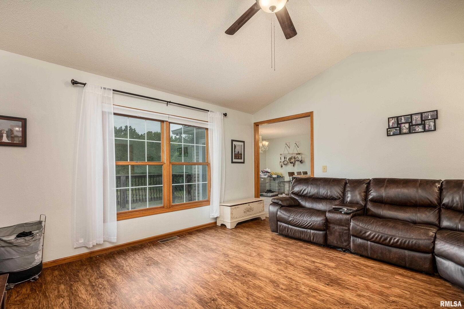 186 Bonnie Brae Road Carbondale, IL 62901 - Photo 8 of 47 a living room with furniture and a window
