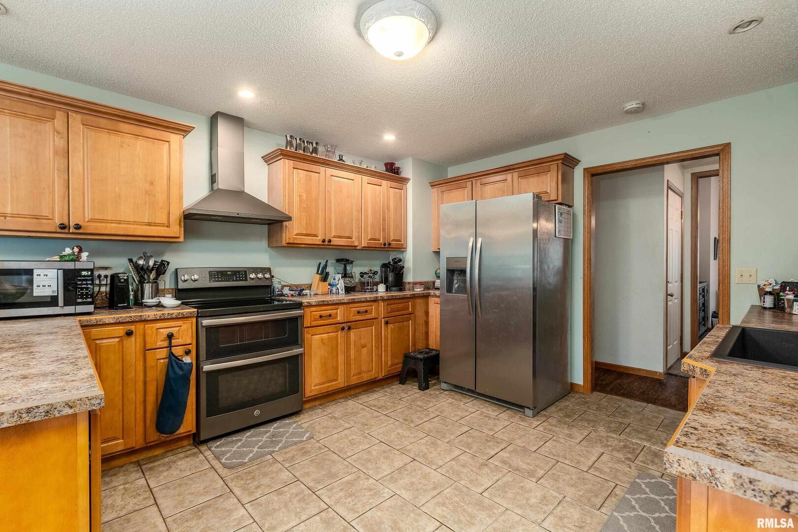 186 Bonnie Brae Road Carbondale, IL 62901 - Photo 10 of 47 a kitchen with stainless steel appliances granite countertop a refrigerator a stove a sink and dishwasher