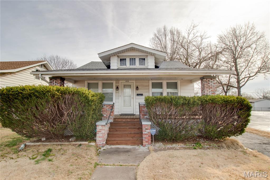 1913 State Street Alton, IL 62002 - Photo 1 of 34