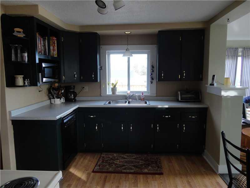 36 Roxbury Street Thomaston, ME 04861 - Photo 5 of 13 Kitchen.