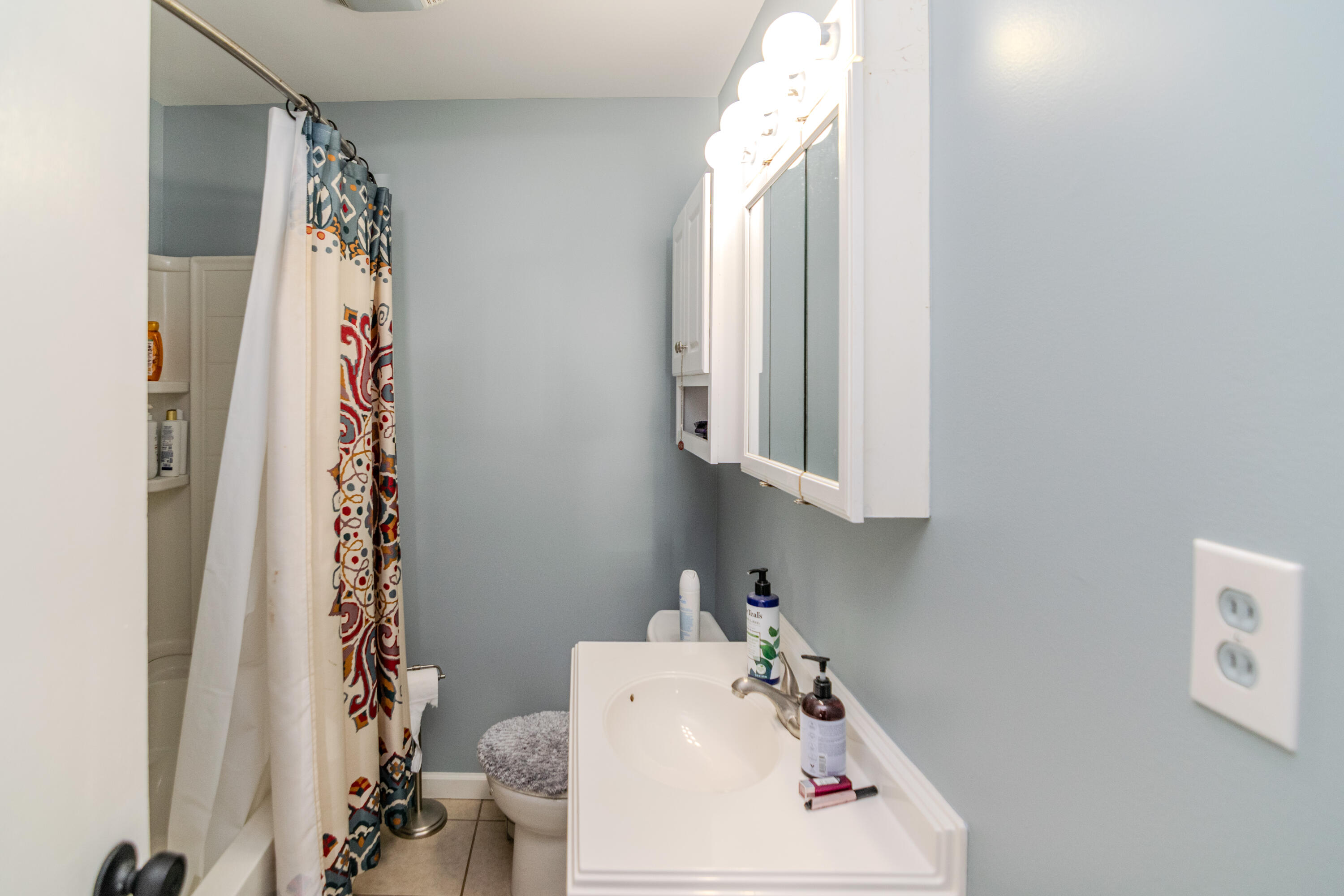 217 Locust Grove Road Winchester, KY 40391 - Photo 13 of 48 Bathroom 1