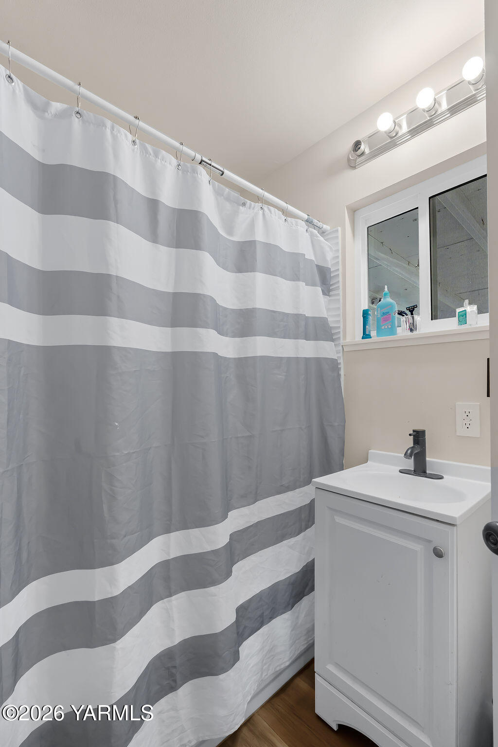 603 Cornell Avenue Yakima, WA 98902 - Photo 14 of 25 a bathroom with a sink and a mirror