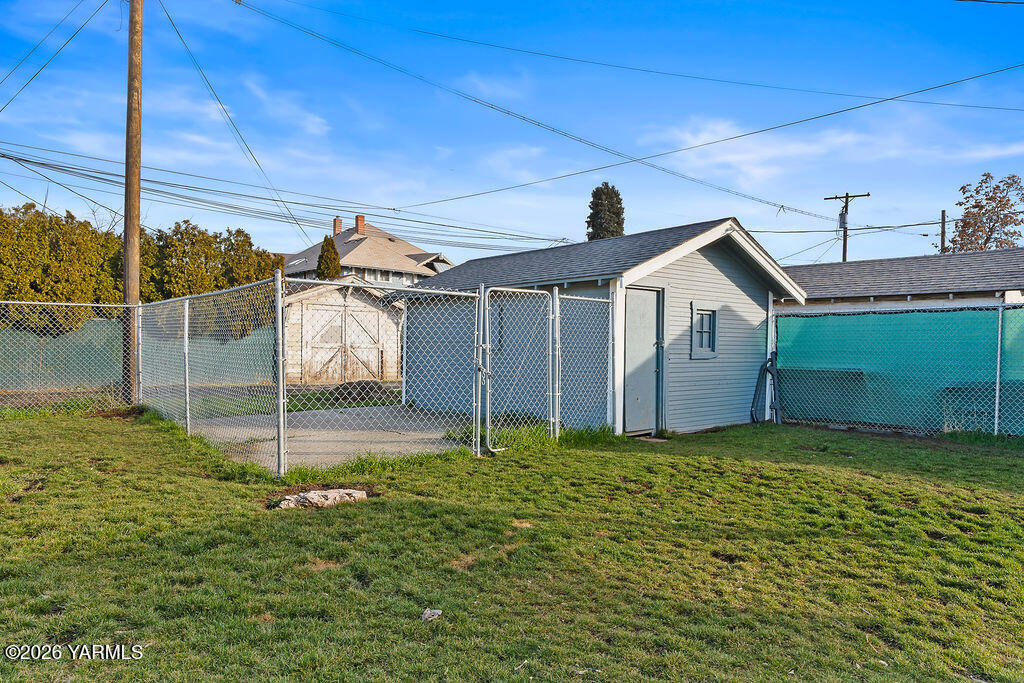603 Cornell Avenue Yakima, WA 98902 - Photo 23 of 25 a front view of a house with a yard
