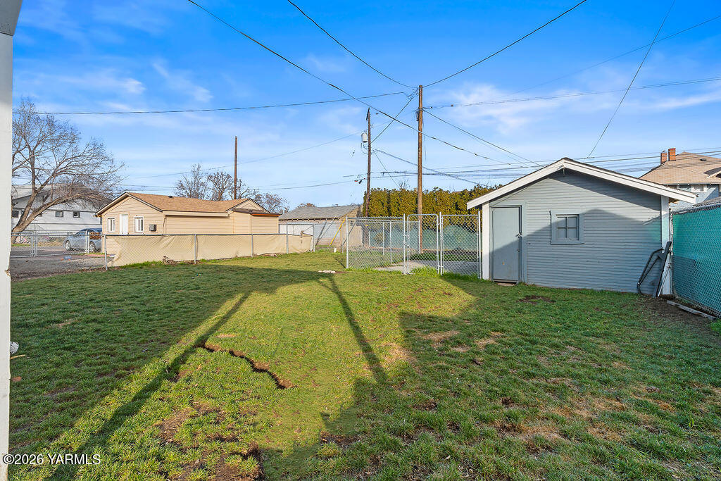 603 Cornell Avenue Yakima, WA 98902 - Photo 24 of 25 a view of a backyard