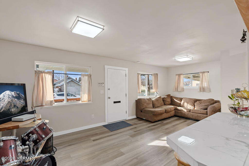 603 Cornell Avenue Yakima, WA 98902 - Photo 7 of 25 a living room with furniture and a window