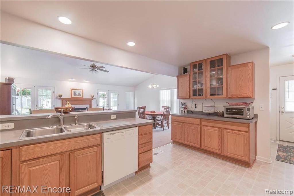 1082 Avon Manor Road Rochester Hills, MI 48307 - Photo 11 of 40