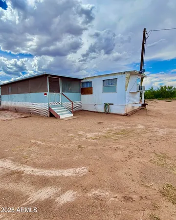a view of livingroom with furniture