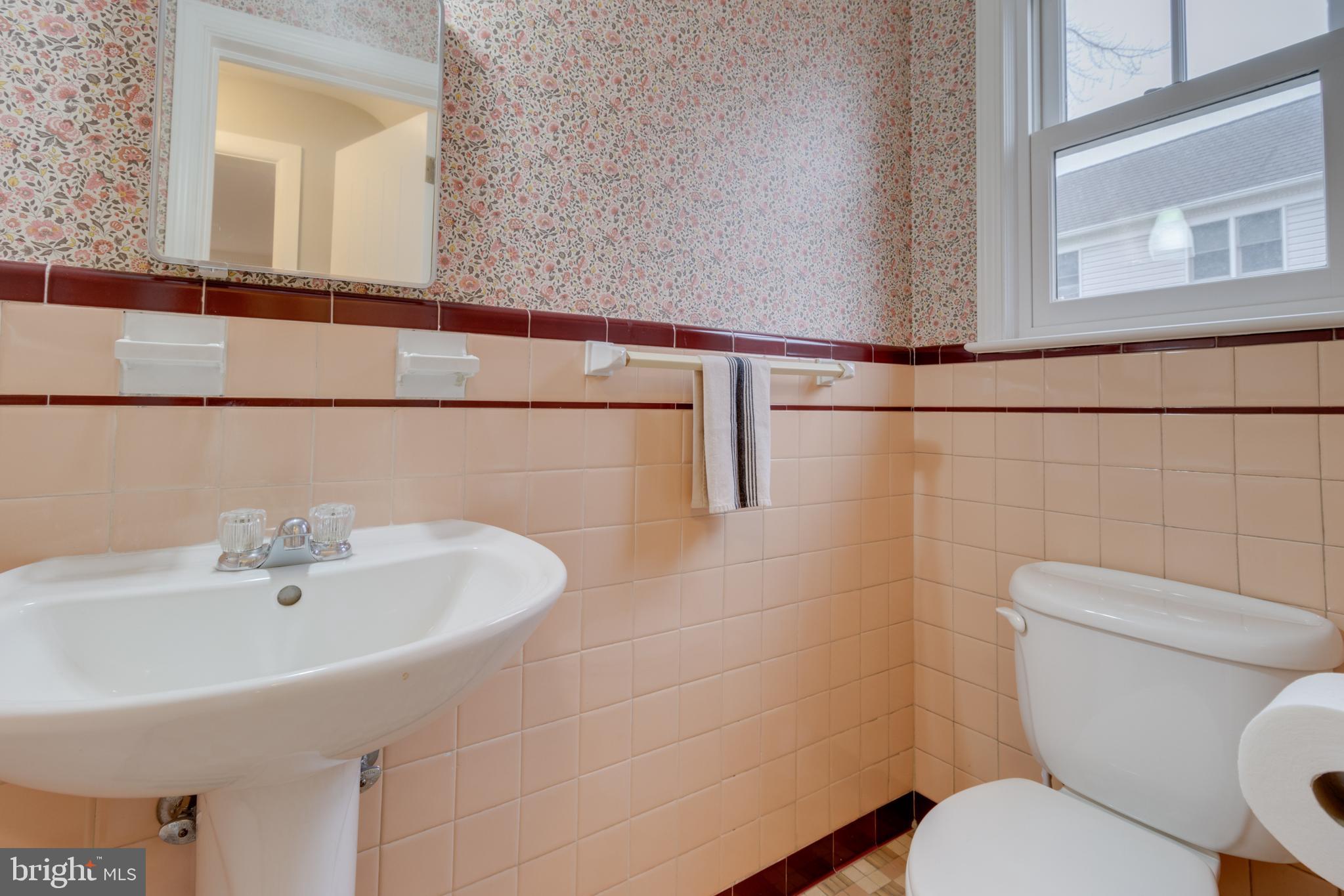 9510 Evergreen Street Silver Spring, MD 20901 - Photo 16 of 40 Main level powder room.