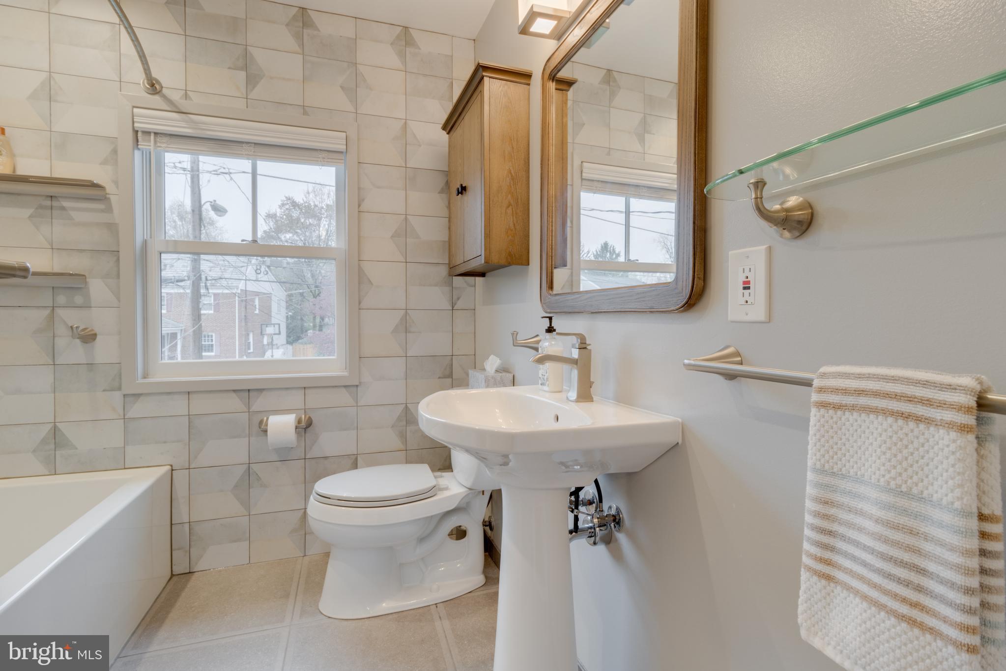 9510 Evergreen Street Silver Spring, MD 20901 - Photo 21 of 40 Updated upper level full bathroom.