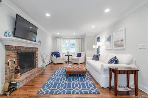 $1,100,000 | 33 Northwood Circle, Huntington, NY 11743