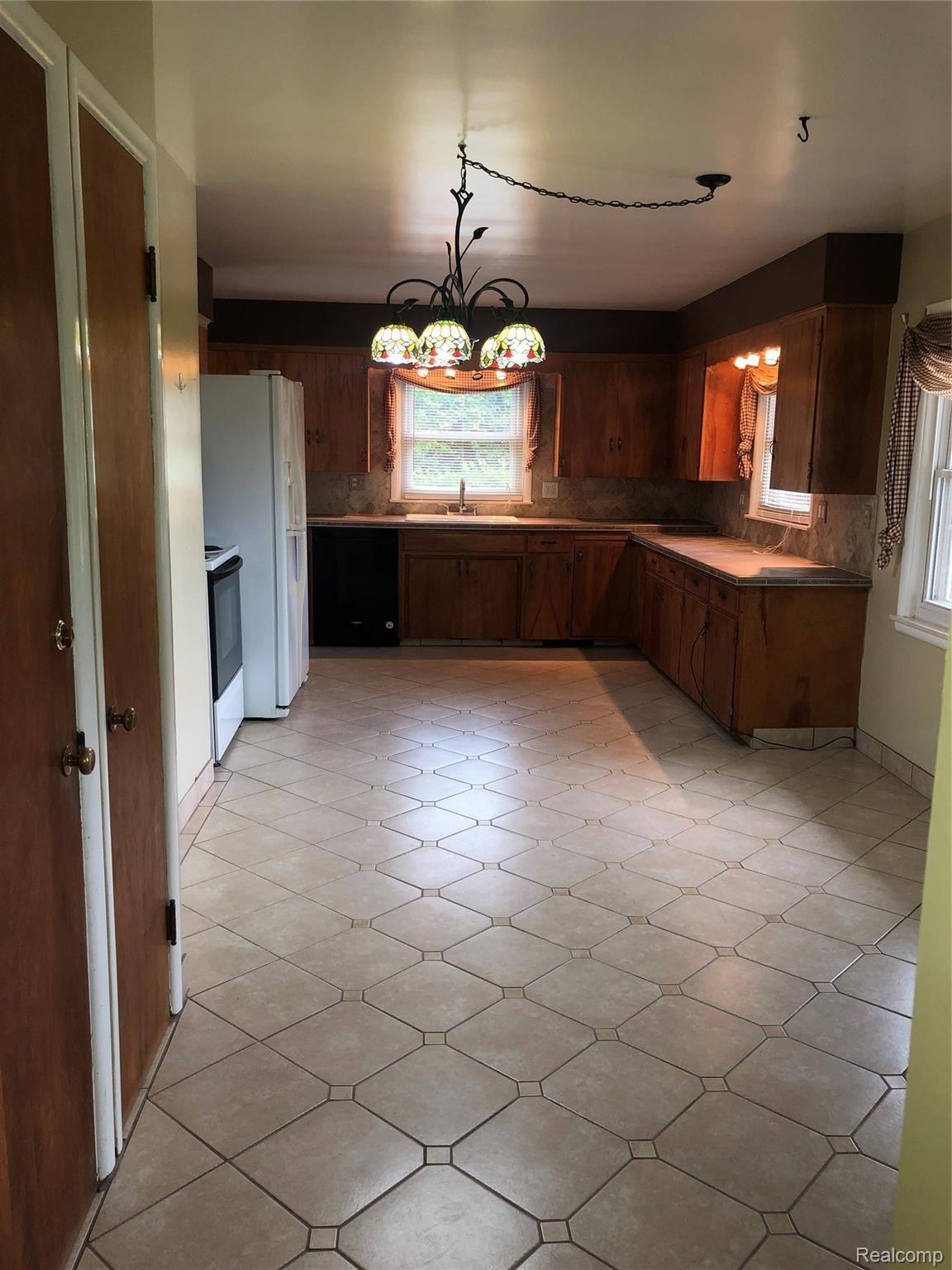 6281 Perry Road Grand Blanc, MI 48439 - Photo 14 of 24 Perry kitchen.jpg