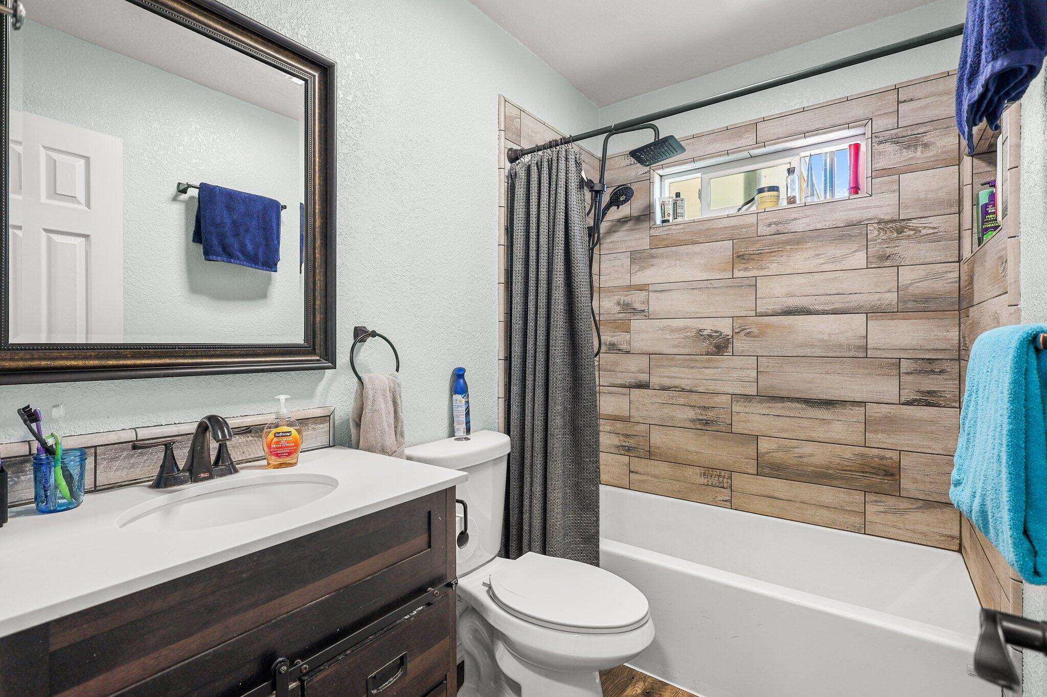 19885 Loop Street Anderson, CA 96007 - Photo 12 of 30 Bathroom