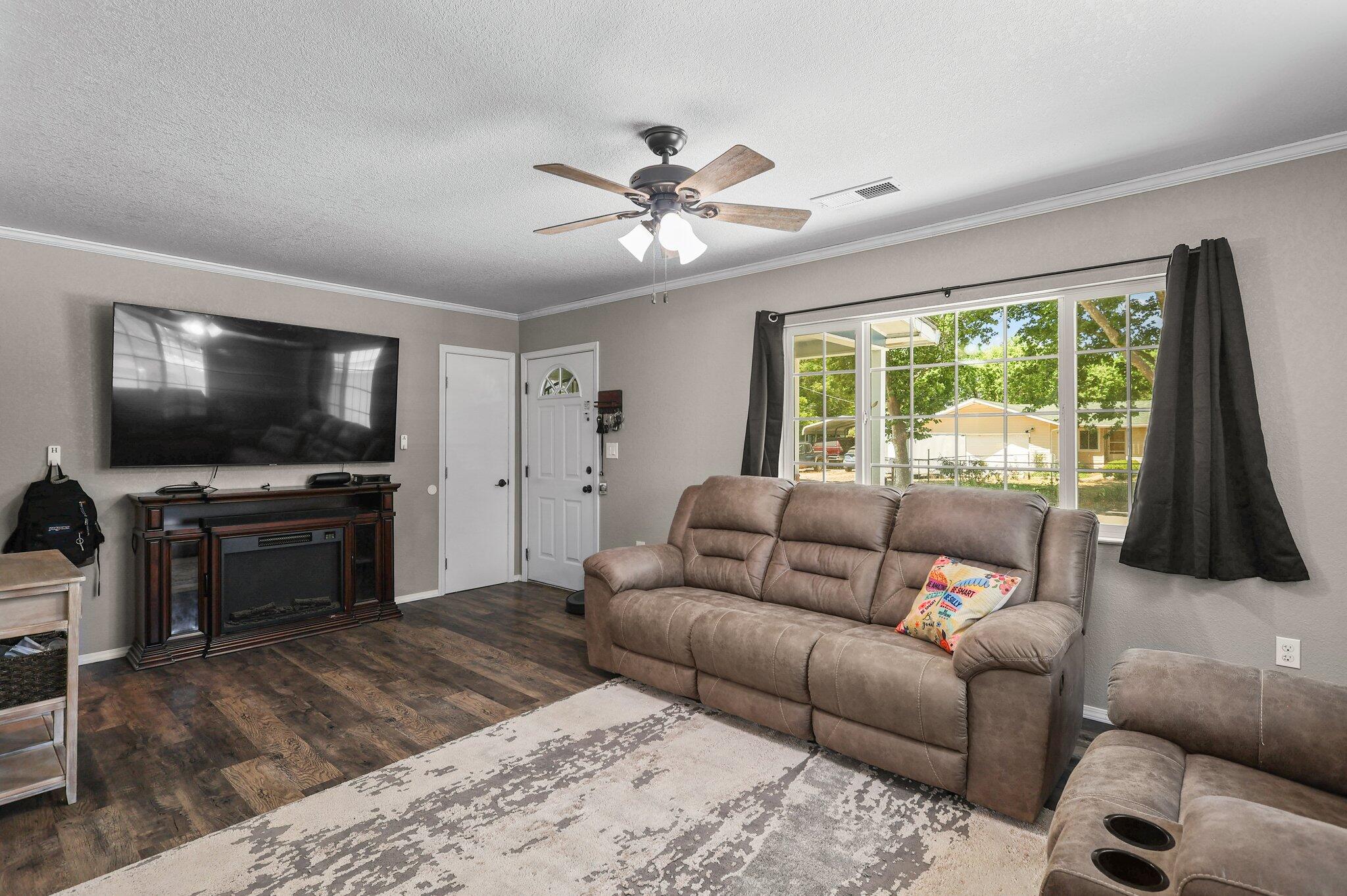 19885 Loop Street Anderson, CA 96007 - Photo 3 of 30 Welcome home!