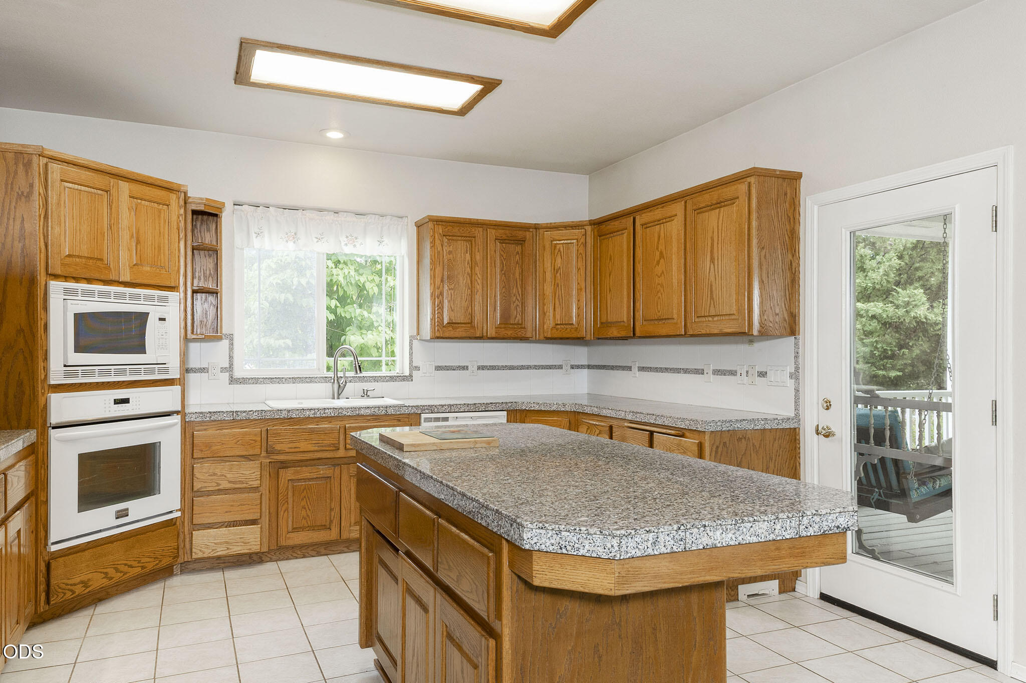279 Ridgefield Road Grants Pass, OR 97527 - Photo 6 of 62
