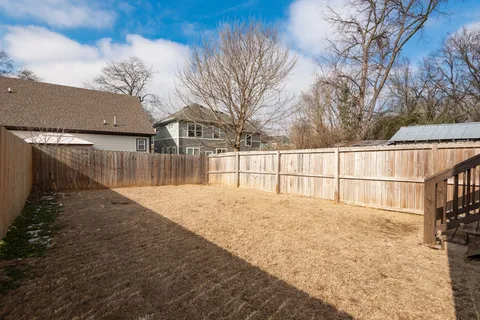 a view of a backyard