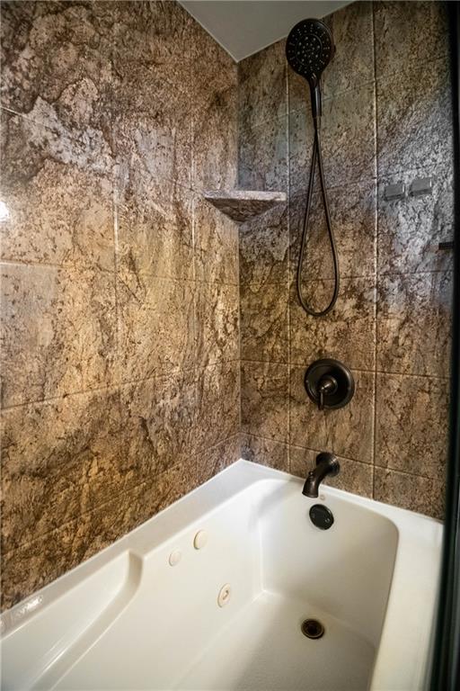 2765 Morefield Road Hermitage, PA 16148 - Photo 17 of 29 Jetted bathtub