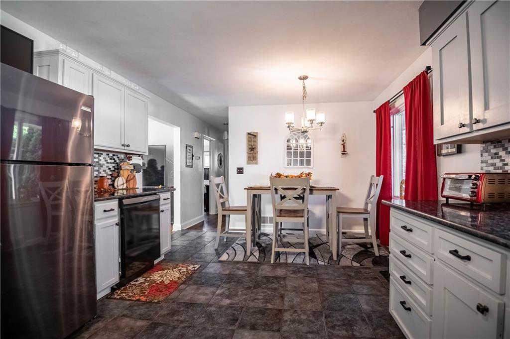 2765 Morefield Road Hermitage, PA 16148 - Photo 10 of 29 Eat in kitchen!
