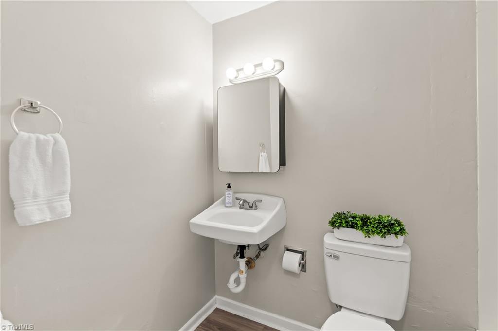 1704 Cedrow Drive High Point, NC 27260 - Photo 19 of 26 Full bathroom