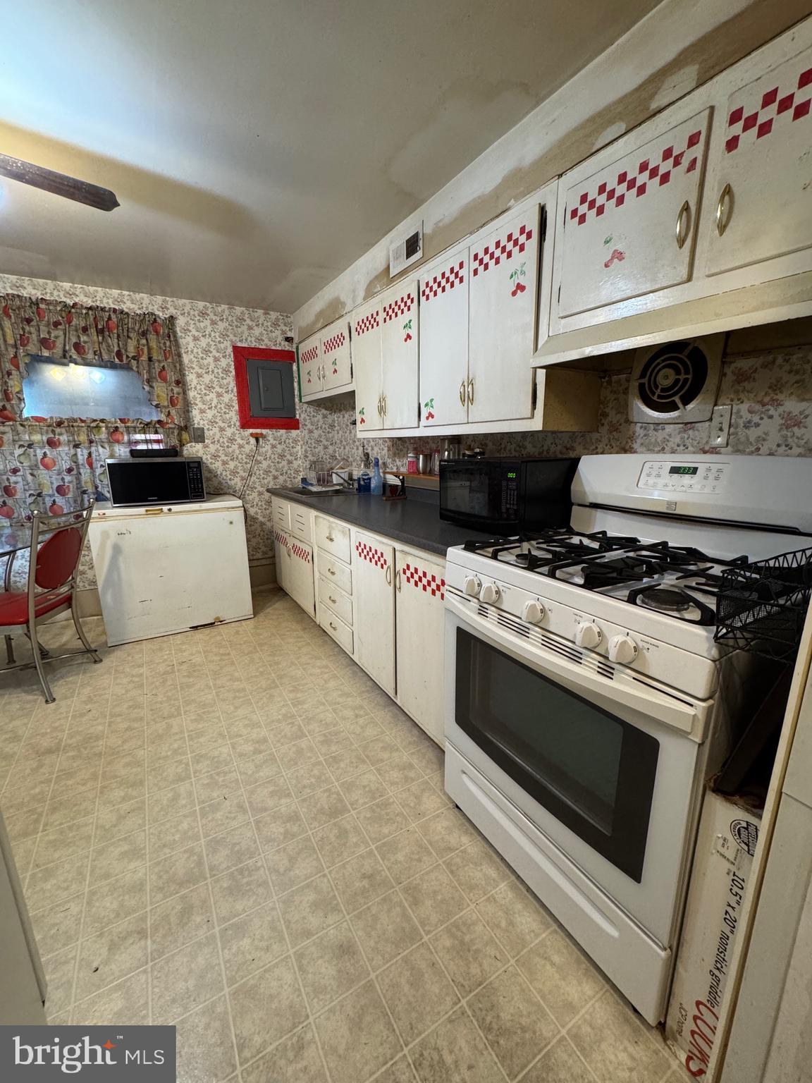 7946 Wynbrook Road Baltimore, MD 21224 - Photo 8 of 21