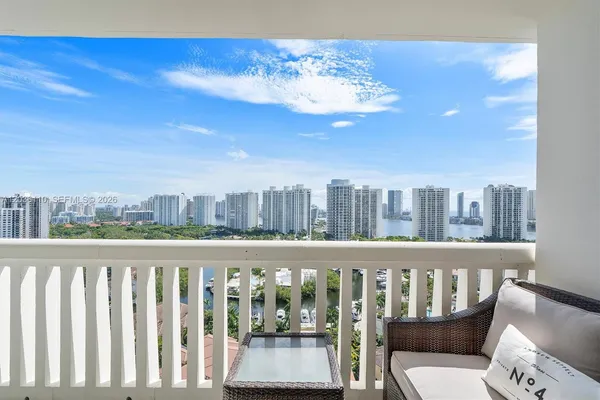 $650,000 | 1000 West Island Boulevard, Unit 2307, Aventura, FL 33160