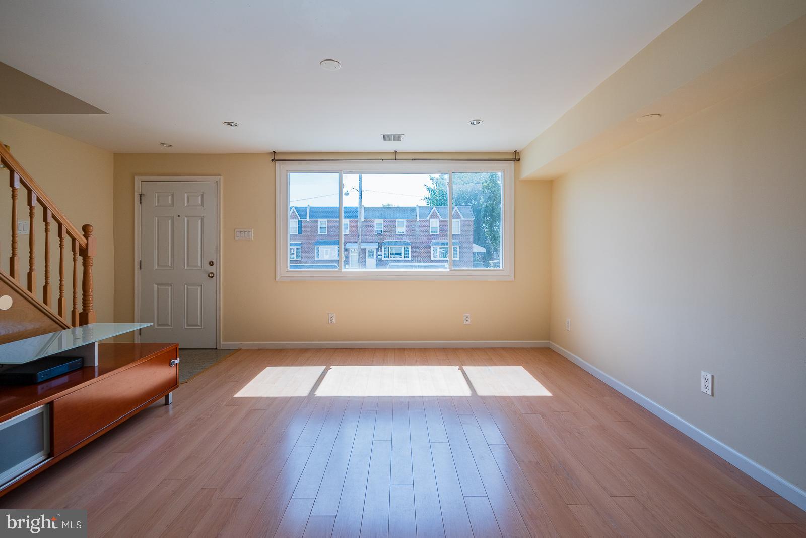 11702 Millbrook Road Philadelphia, PA 19154 - Photo 4 of 22 Living Room
