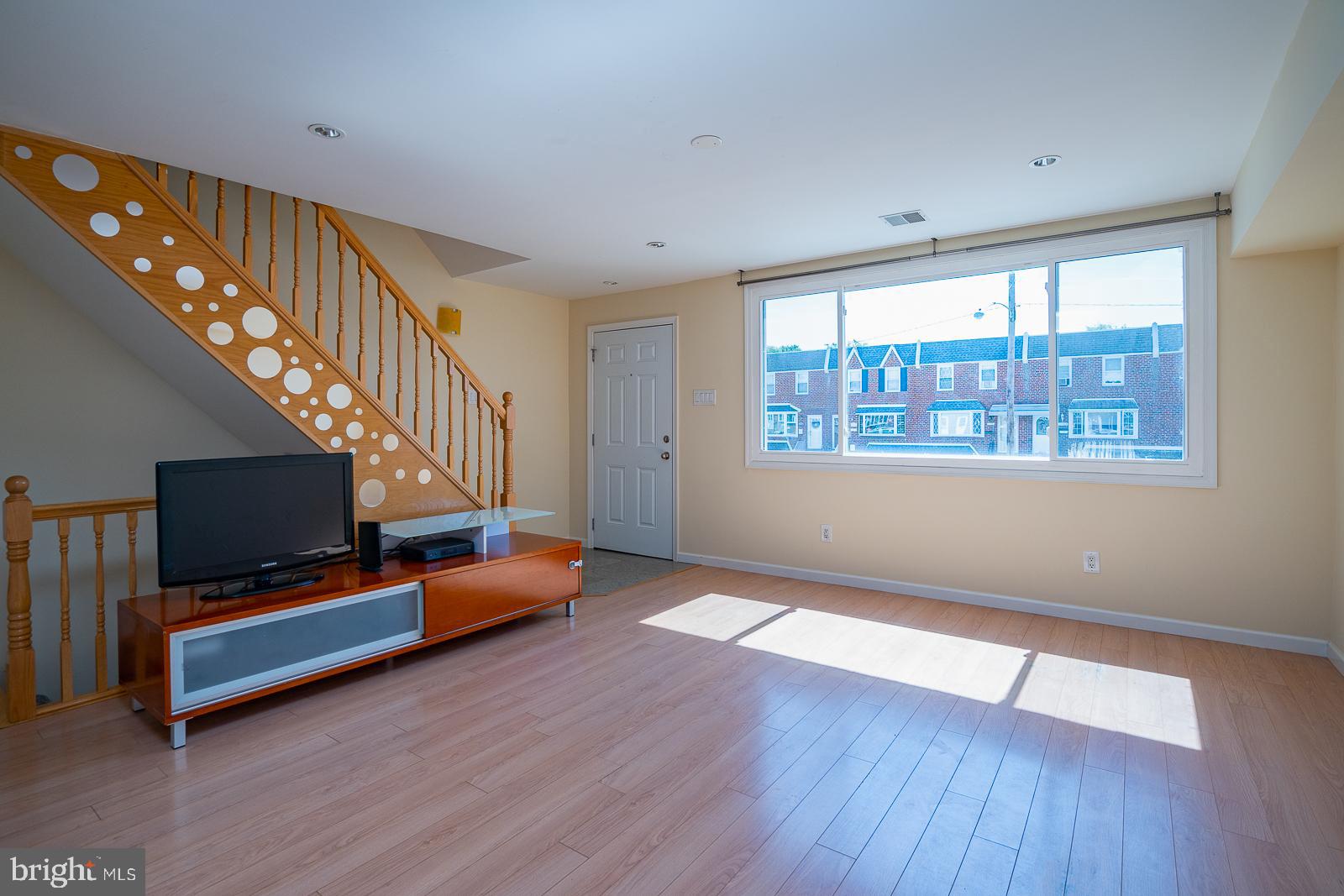 11702 Millbrook Road Philadelphia, PA 19154 - Photo 5 of 22 Living Room