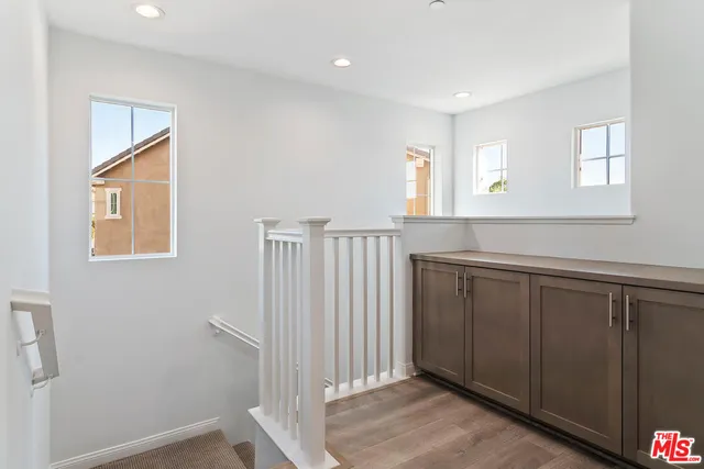 a view of entryway with window