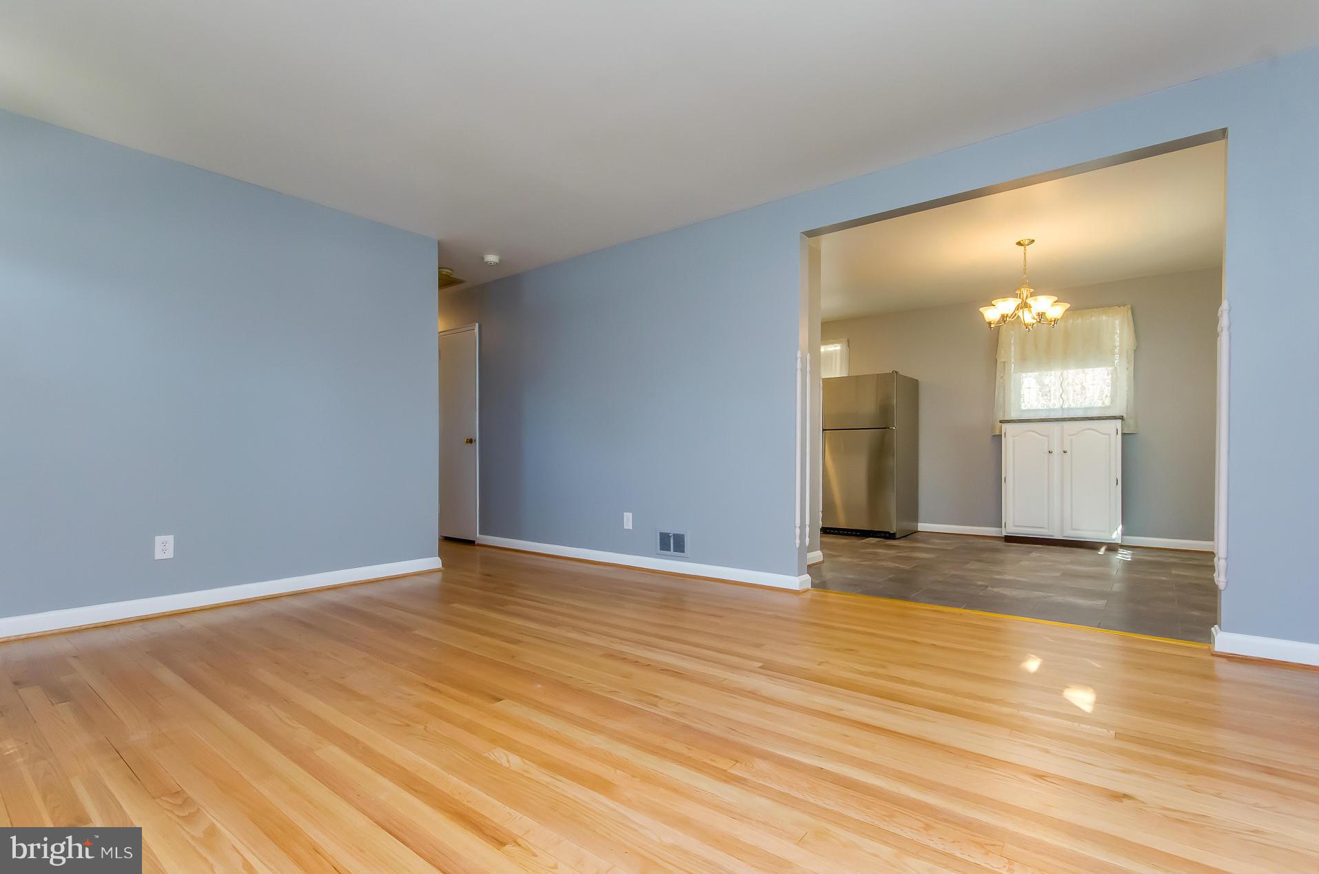 11900 Rocking Horse Road Rockville, MD 20852 - Photo 5 of 29 Living Room