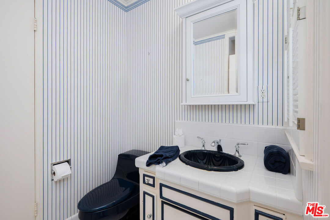 3520 Longridge Avenue Sherman Oaks, CA 91423 - Photo 20 of 37 a utility room with dryer and washer