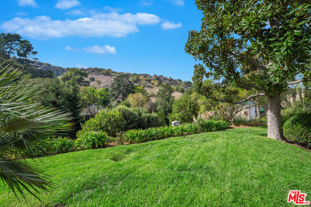 3520 Longridge Avenue Sherman Oaks, CA 91423 - Photo 30 of 37 a view of a garden with an tree