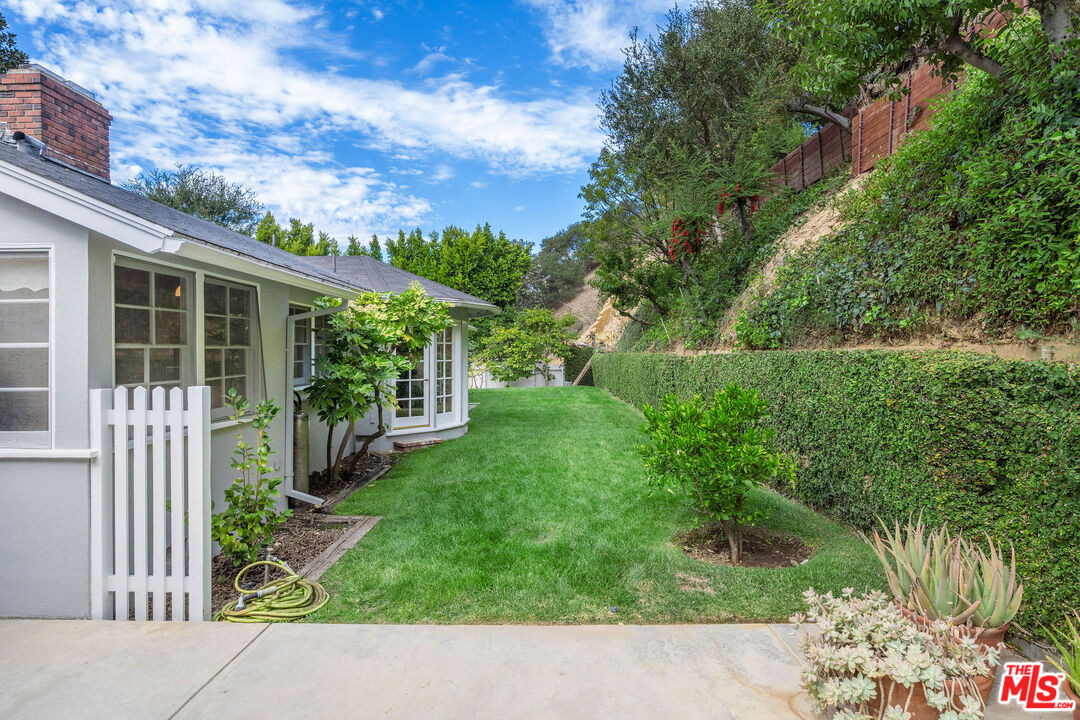 3520 Longridge Avenue Sherman Oaks, CA 91423 - Photo 37 of 37 a view of a backyard with garden