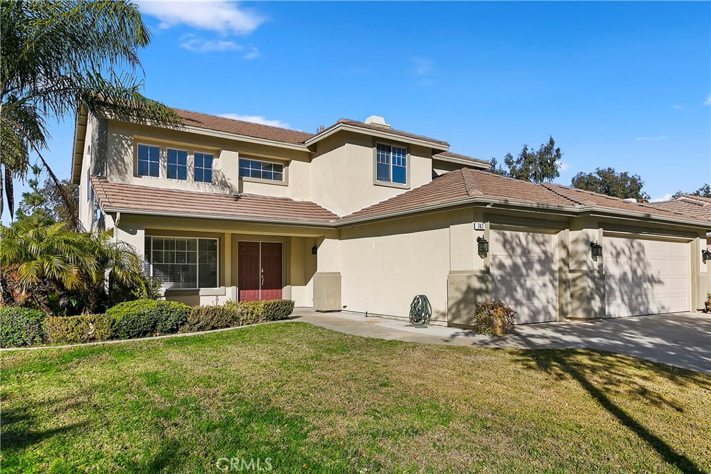 747 Donatello Drive Corona, CA 92882 - Photo 5 of 56 a view of a house with backyard and sitting area