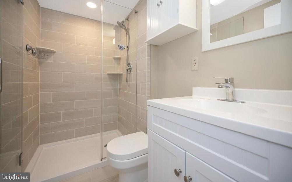 6507 Byron Avenue Springfield, VA 22150 - Photo 5 of 7 Full bath