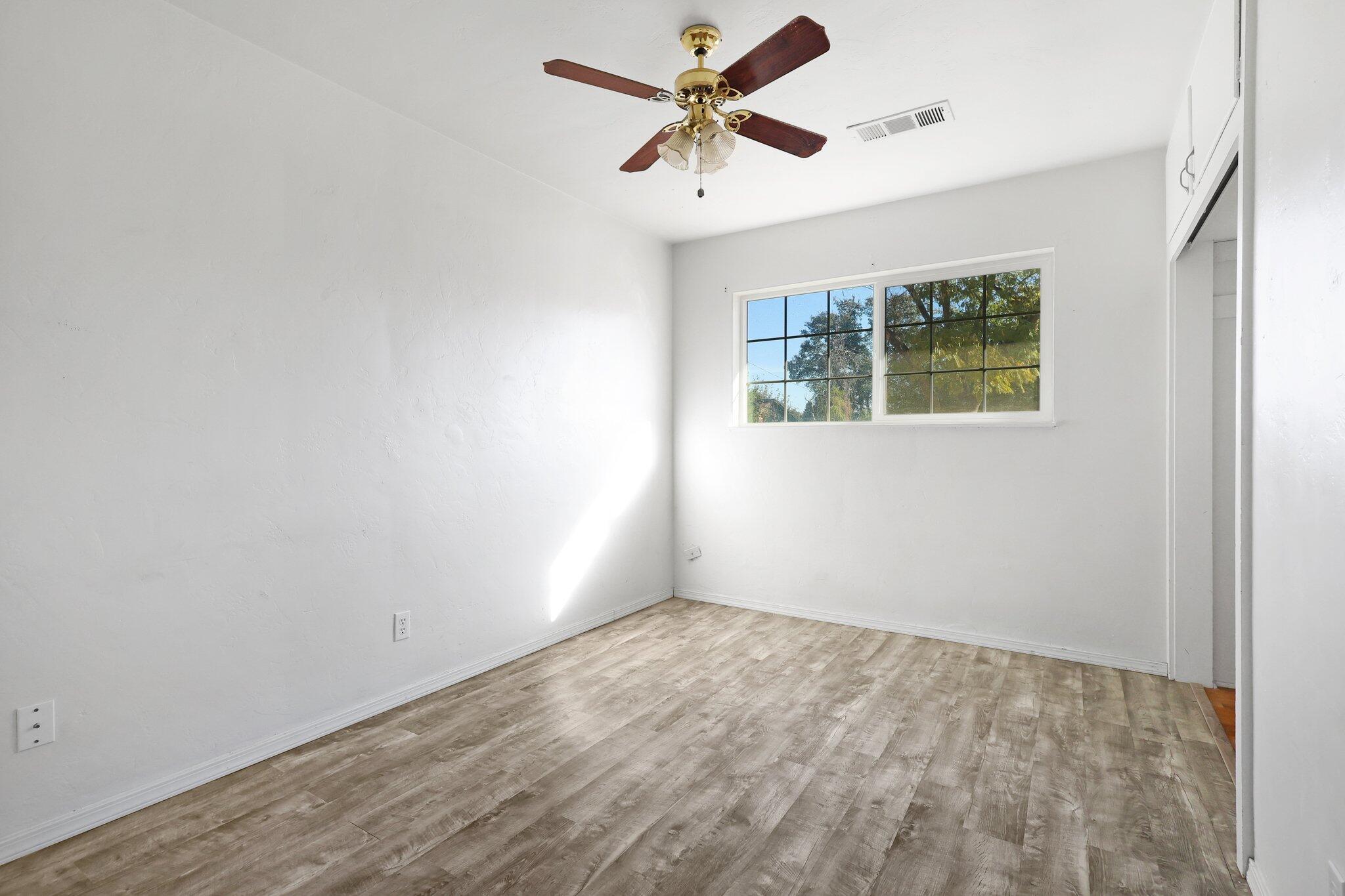 692 Ridge Road Redding, CA 96003 - Photo 14 of 21 Bedroom 3