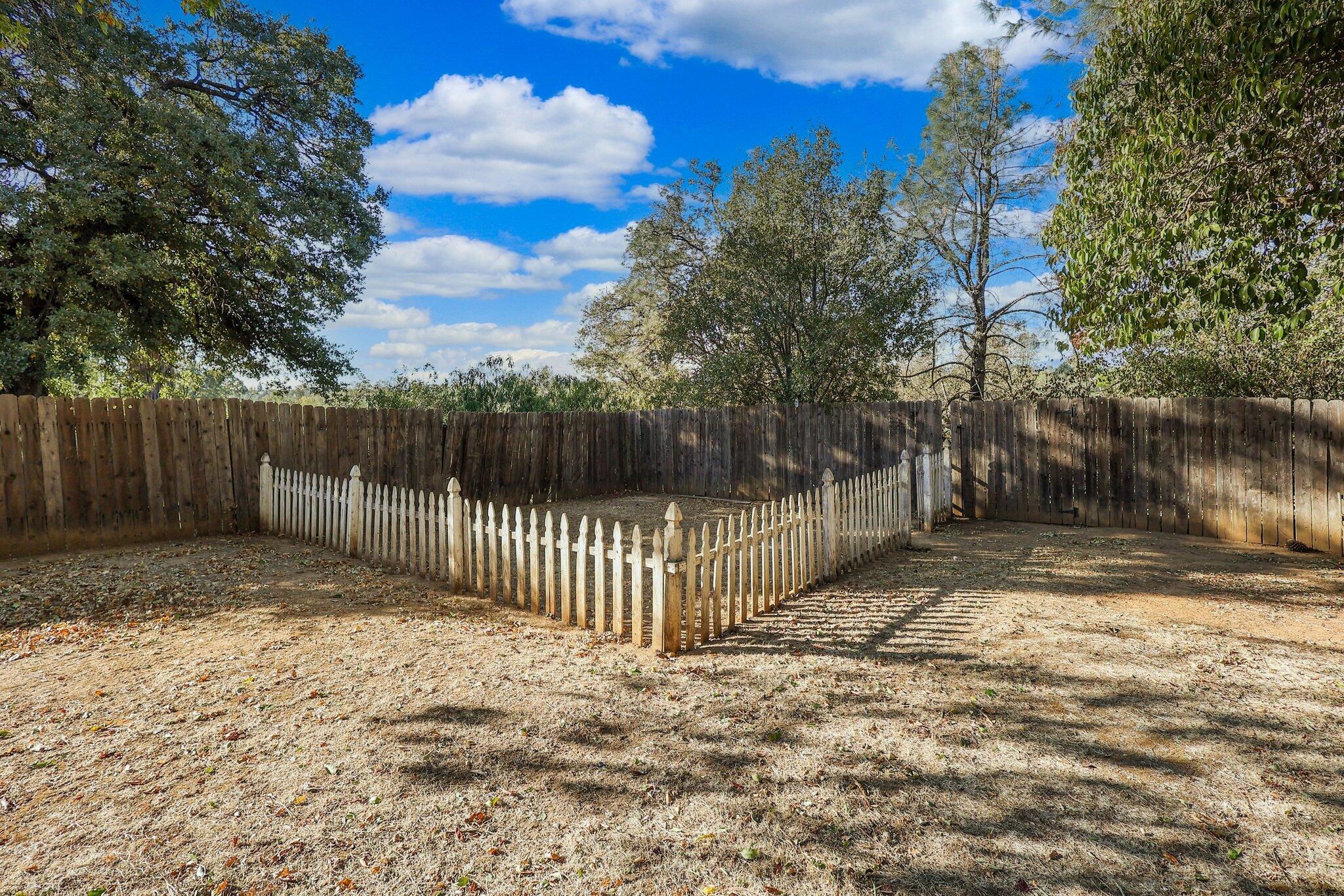 692 Ridge Road Redding, CA 96003 - Photo 17 of 21 Yard